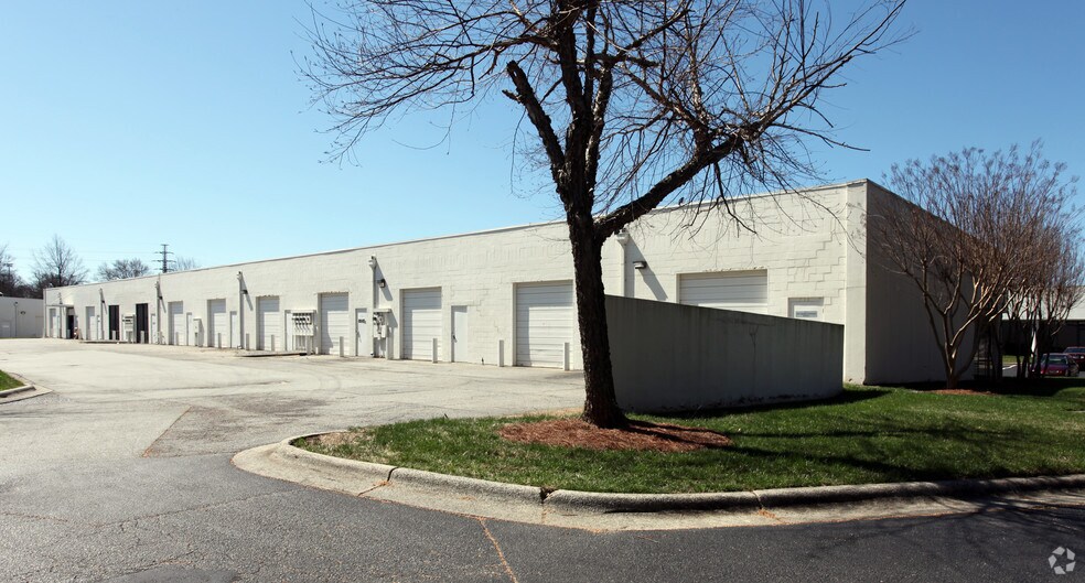 317 Westgate Dr, Greensboro, NC à louer - Photo de l’immeuble – Image 2 sur 2