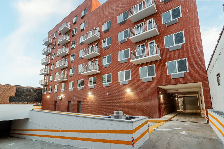 91-23 Corona Ave, Flushing, NY à vendre - Photo de l’immeuble – Image 2 sur 13