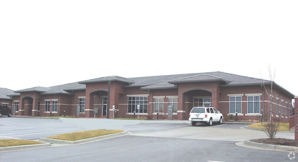 3351-3383 NE Ralph Powell Rd, Lee's Summit, MO à louer - Photo principale – Image 1 sur 16