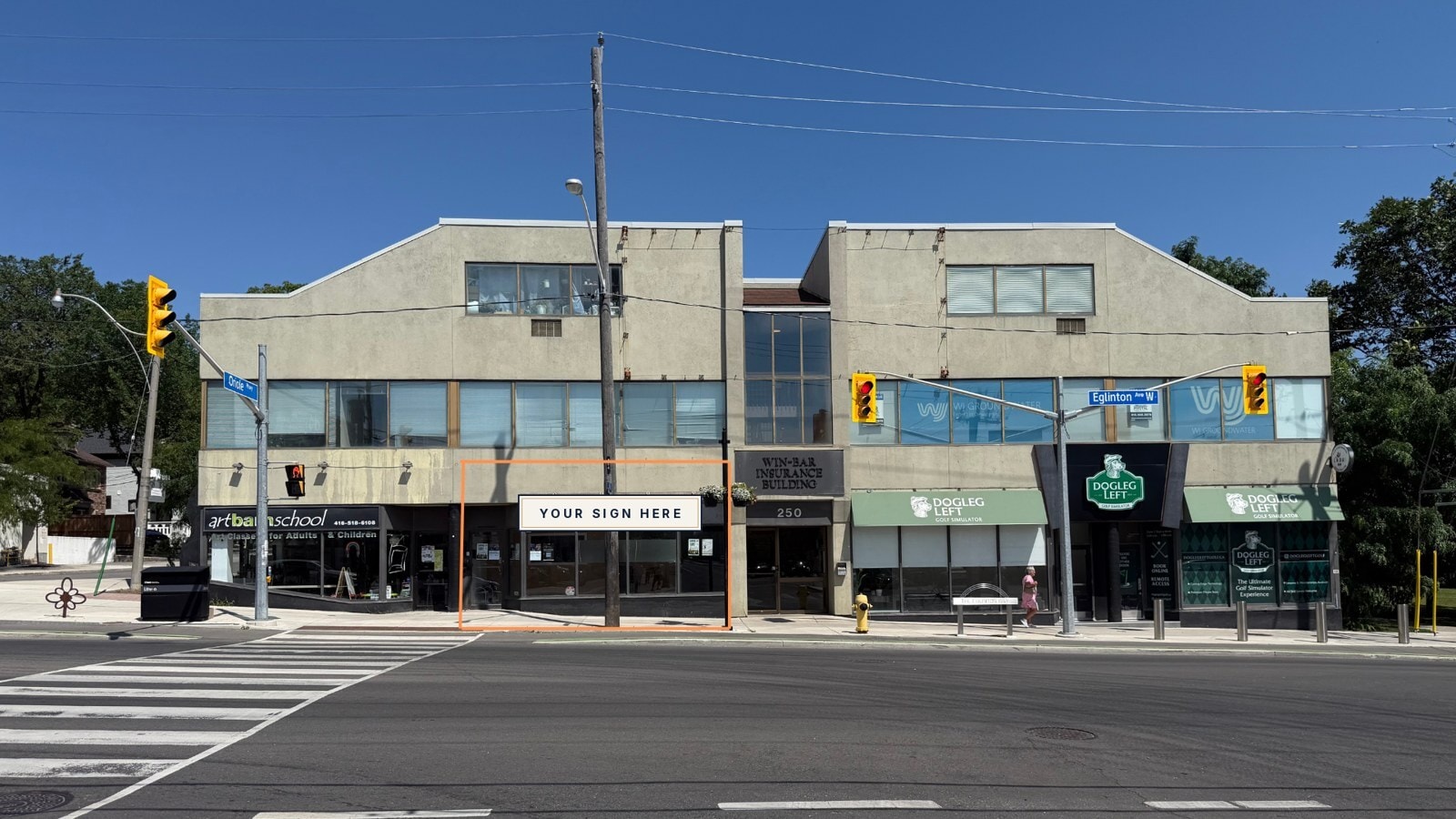 250 Eglinton Ave W, Toronto, ON à louer Photo de l’immeuble– Image 1 sur 9