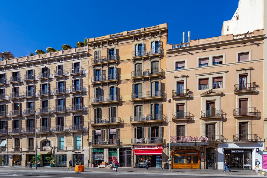 Immeuble residentiel dans Barcelone, Barcelona à vendre - Photo de l’immeuble – Image 2 sur 4