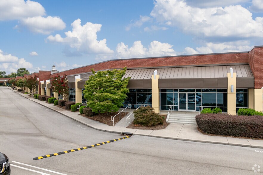 130-192 N Seven Oaks Dr, Knoxville, TN à vendre - Photo principale – Image 1 sur 1