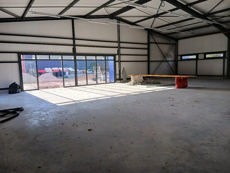 Local d’activités dans Saint-Vit à louer - Photo intérieure – Image 2 sur 4