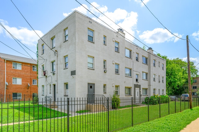 Plus de détails pour 129 Yuma St SE, Washington, DC - Logement à vendre
