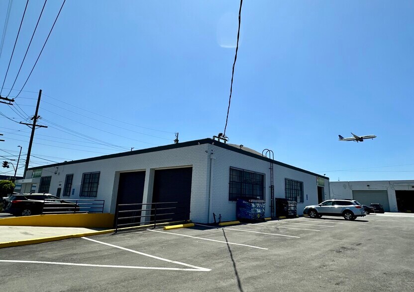 5200 W 104th St, Los Angeles, CA à louer - Photo de l’immeuble – Image 2 sur 4