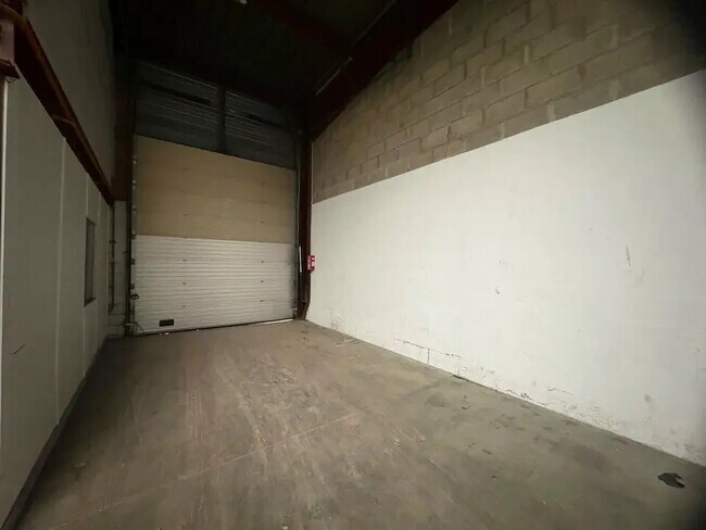 Plus de détails pour Local d'activités à louer