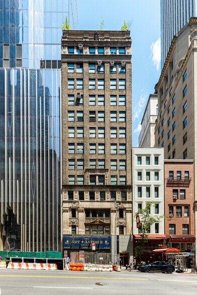 119-121 W 57th St, New York, NY à louer - Photo de l’immeuble – Image 2 sur 11