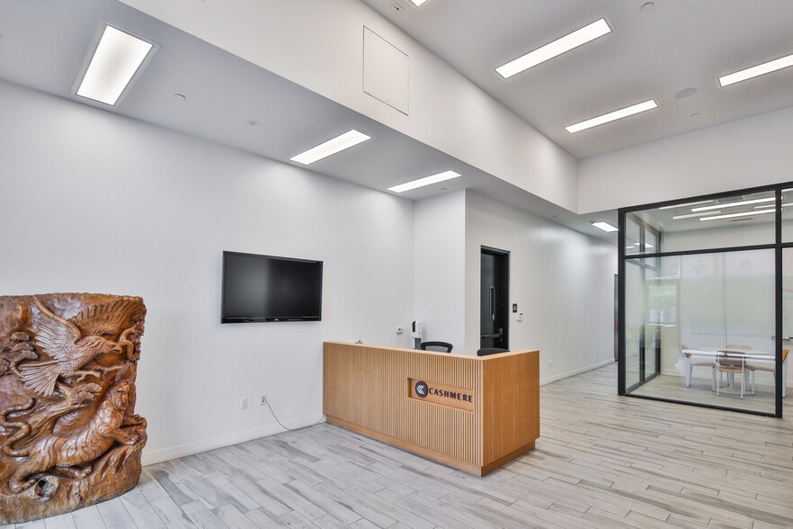 5242 W Adams Blvd, Los Angeles, CA à louer - Photo de l’immeuble – Image 3 sur 12