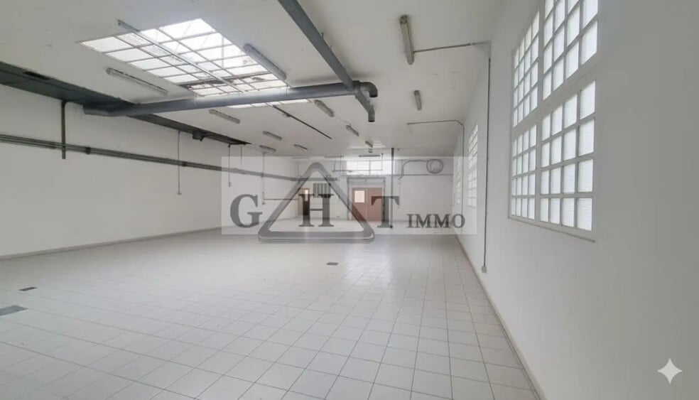 Industriel/Logistique dans Saint-Maur-des-Fossés à vendre - Photo de l’immeuble – Image 2 sur 7