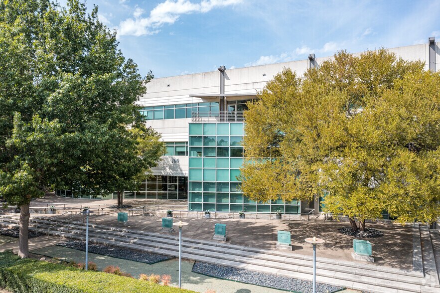 100 E Royal Ln, Irving, TX à louer - Photo de l’immeuble – Image 3 sur 14