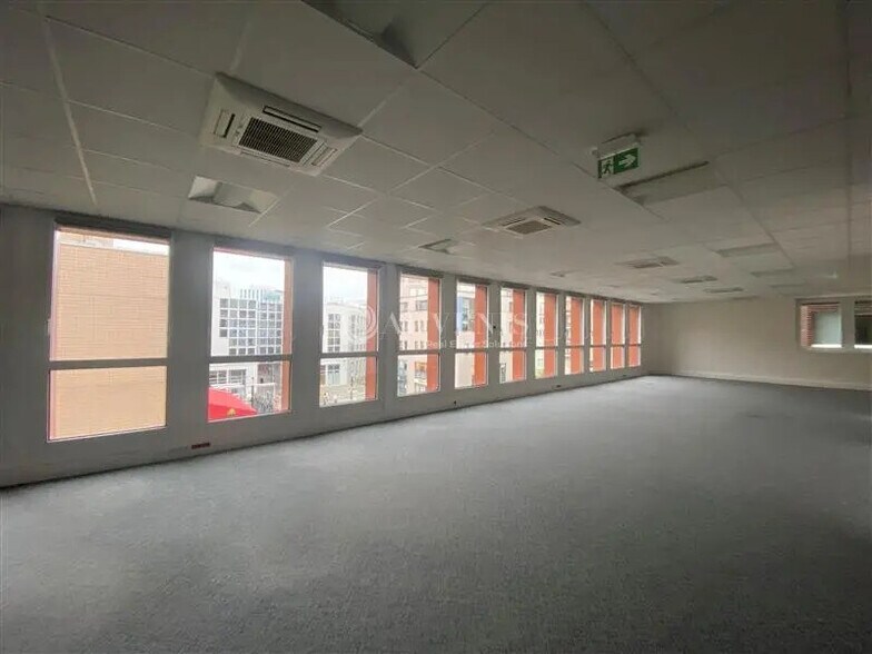 Bureau dans Montigny-le-Bretonneux à louer - Photo de l’immeuble – Image 2 sur 6