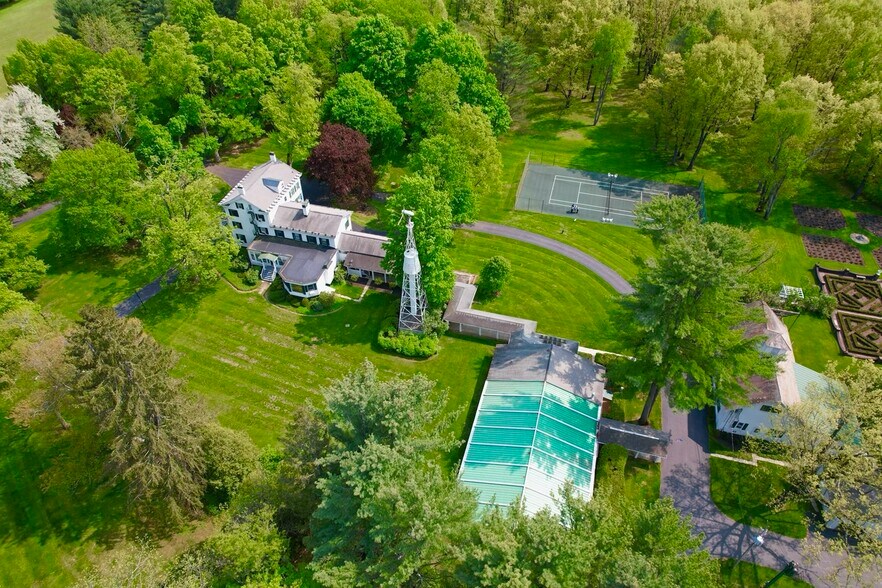 40 Geyser Rd, Saratoga Springs, NY à vendre - Photo principale – Image 1 sur 20