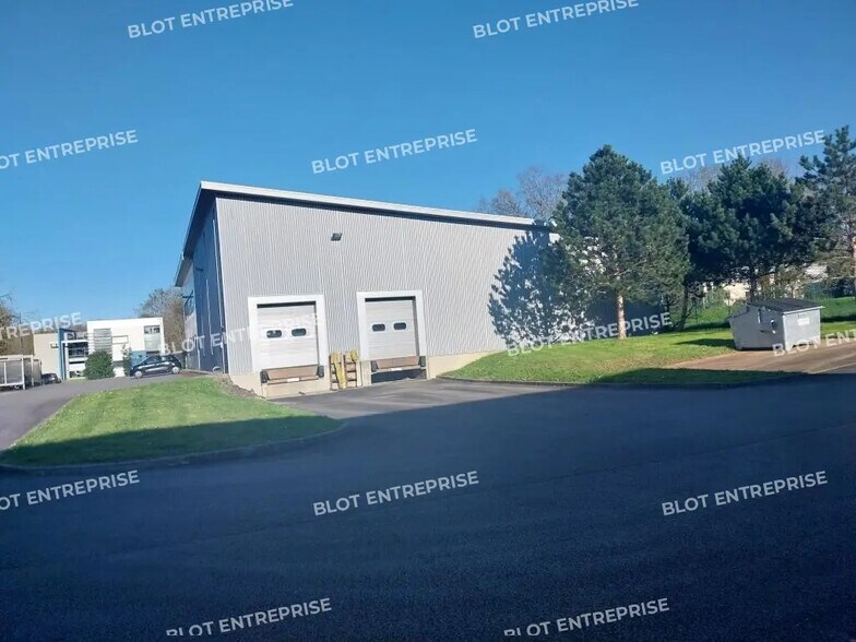 Local d’activités dans La Chapelle-sur-Erdre à louer - Photo de l’immeuble – Image 3 sur 12