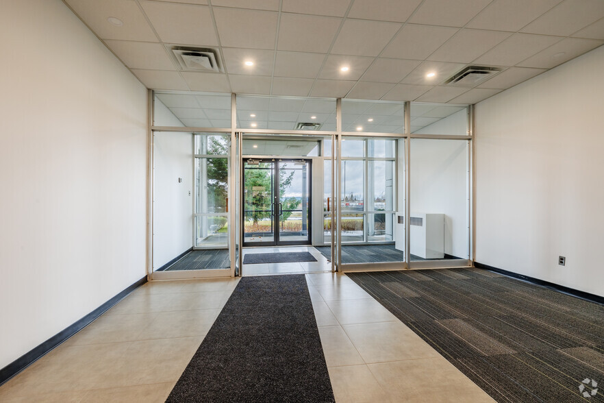 3000 Aut Transcanadienne, Pointe-claire, QC à louer - Hall d’entrée – Image 3 sur 39