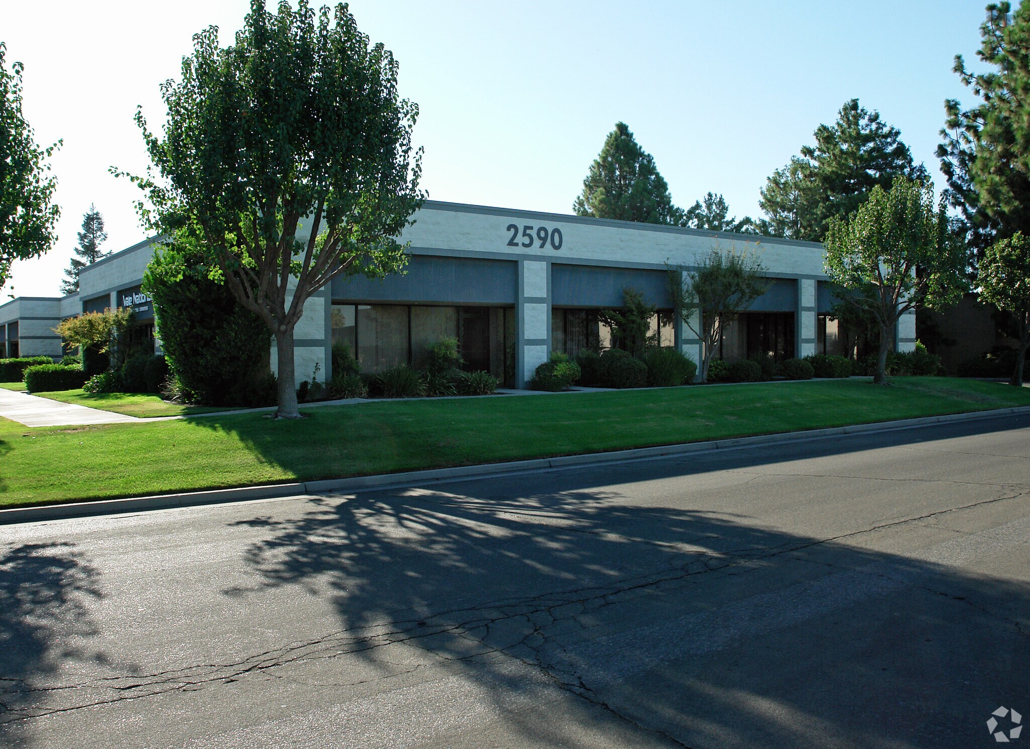 2590 N Grove Industrial Dr, Fresno, CA à louer Photo principale– Image 1 sur 20