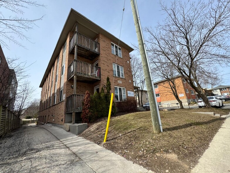 347 Spruce St, Waterloo, ON à vendre - Photo de l’immeuble – Image 2 sur 9