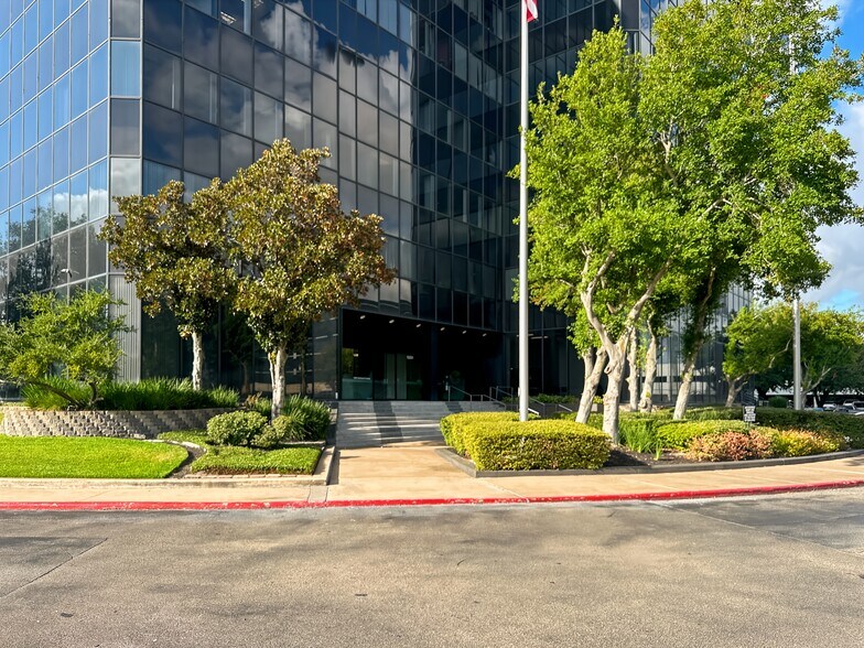 13201 Northwest Fwy, Houston, TX à louer - Photo de l’immeuble – Image 3 sur 14