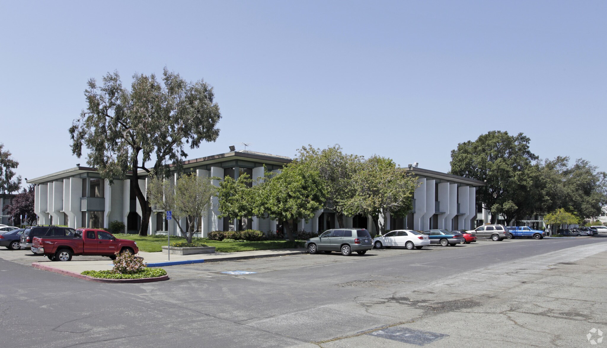 7700 Edgewater Dr, Oakland, CA à louer Photo principale– Image 1 sur 12