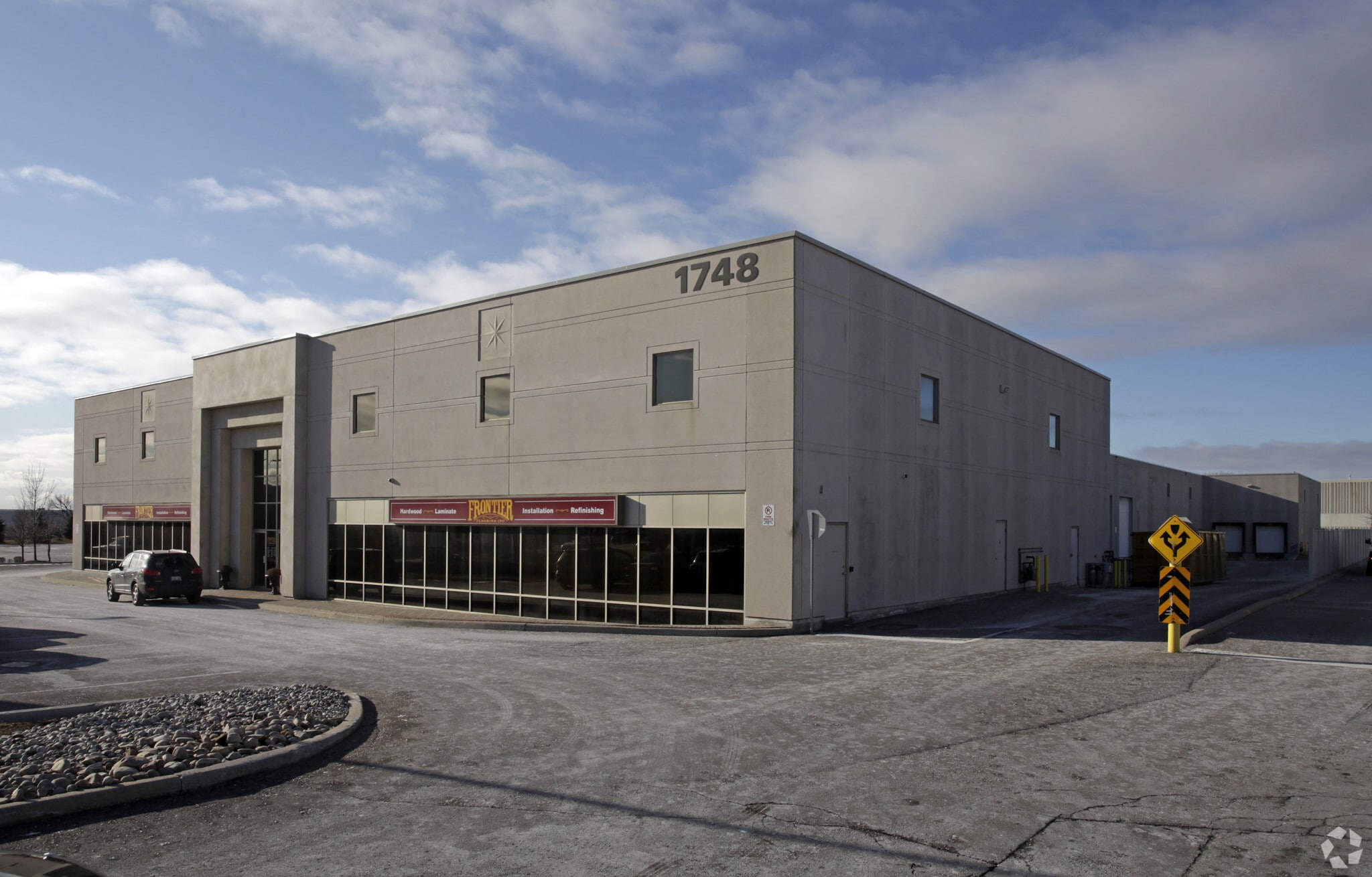 1748 Creditstone Rd, Vaughan, ON à louer Photo principale– Image 1 sur 3