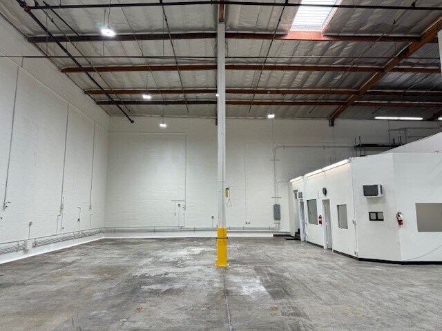 11664 Tuxford St, Sun Valley, CA à louer Photo de l’immeuble– Image 1 sur 11