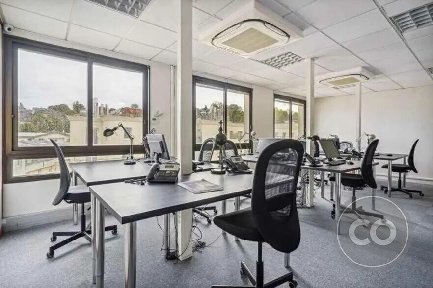 Bureau dans Issy-les-Moulineaux à vendre - Photo de l’immeuble – Image 2 sur 9