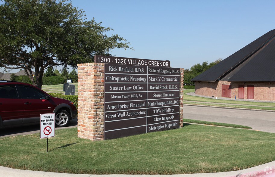 1320 Village Creek Dr, Plano, TX à vendre - Photo de l’immeuble – Image 3 sur 12