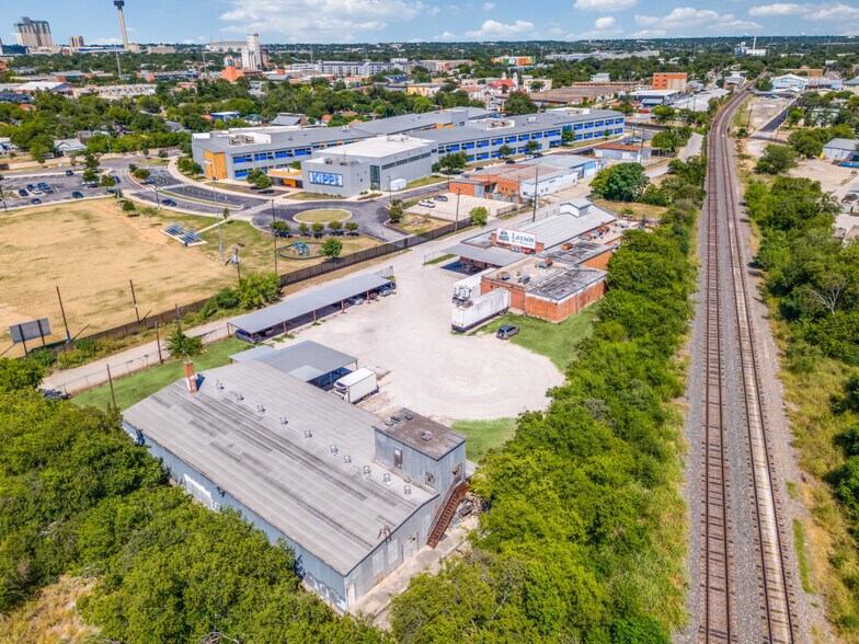 264 & 250 W Lachapelle, San Antonio, TX à vendre - Photo de l’immeuble – Image 3 sur 10
