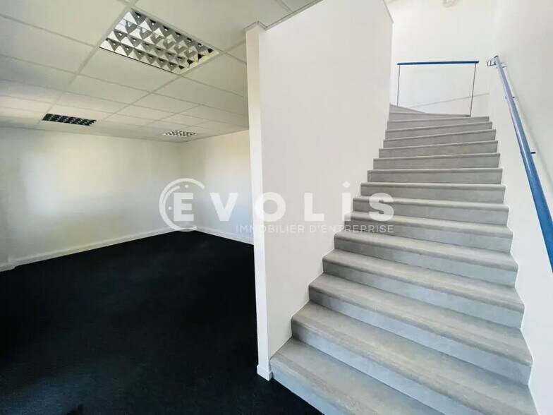 Local d’activités dans Lieusaint à louer - Photo de l’immeuble – Image 3 sur 5