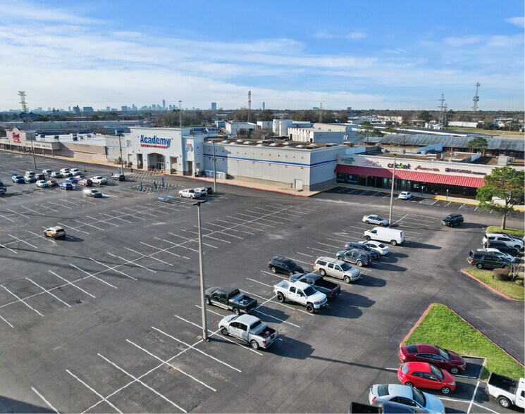 10903-10999 Northwest Fwy, Houston, TX à louer - Photo de l’immeuble – Image 2 sur 5