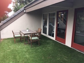 1528 Brookhollow Dr, Santa Ana, CA à louer Photo intérieure– Image 2 sur 14