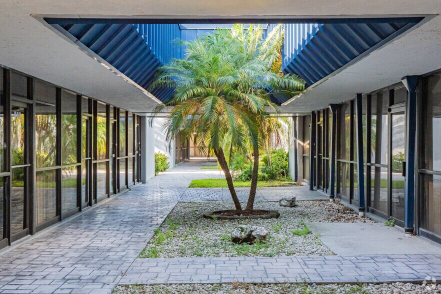 1301 Seminole Blvd, Largo, FL à louer - Photo de l’immeuble – Image 3 sur 8