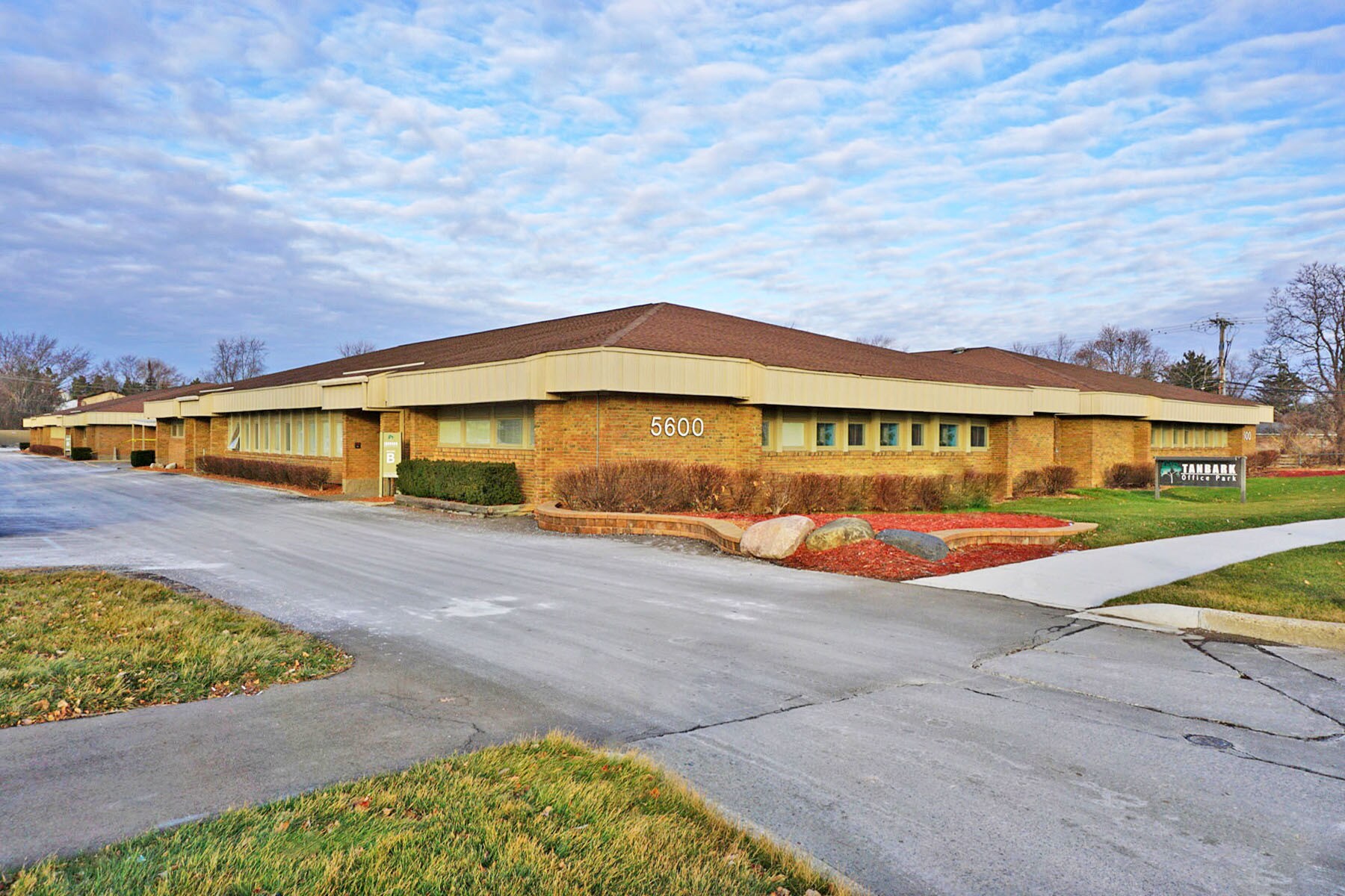 5600 W Maple Rd, West Bloomfield, MI à vendre Photo principale– Image 1 sur 2