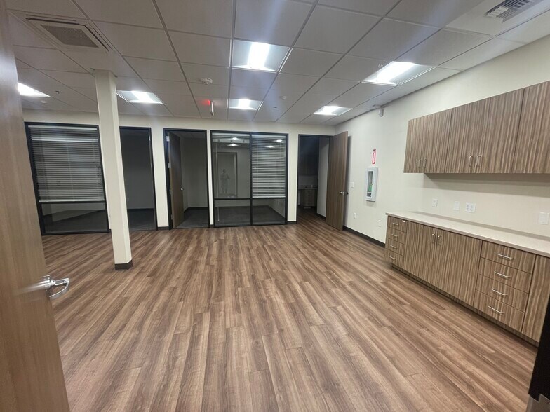 500 S Chinowth Rd, Visalia, CA à louer - Photo de l’immeuble – Image 3 sur 6