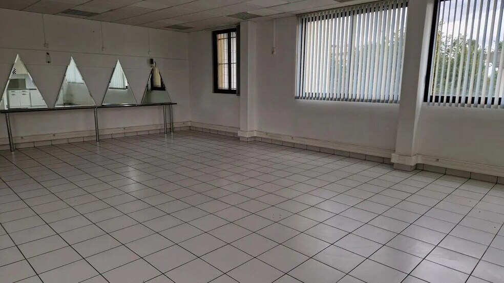 Local commercial dans Neuilly-Plaisance à louer - Photo de l’immeuble – Image 2 sur 5