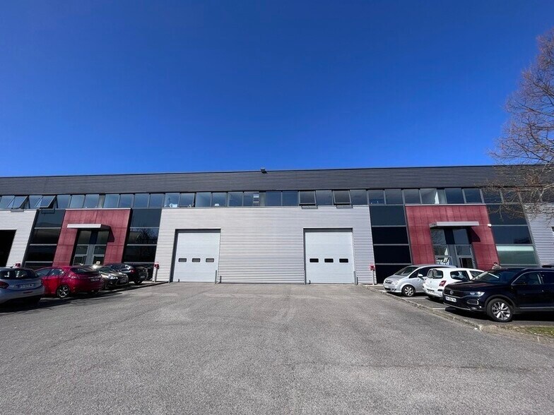 Local d’activités dans Élancourt à louer - Photo de l’immeuble – Image 1 sur 3