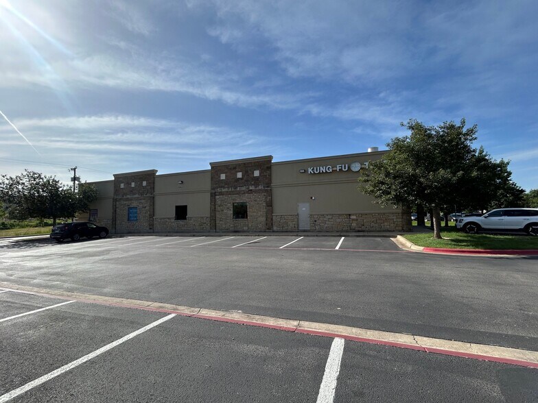 2401 S A W Grimes Blvd, Round Rock, TX à louer - Photo de l’immeuble – Image 3 sur 19