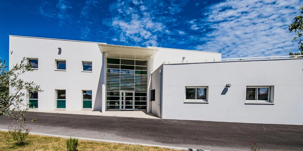 707 Chemin Du Quintin, Salon-de-Provence à louer - Photo de l’immeuble – Image 1 sur 10