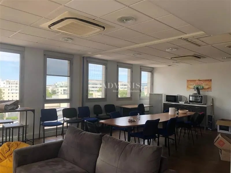 Bureau dans Montigny-le-Bretonneux à vendre Photo de l’immeuble– Image 1 sur 6