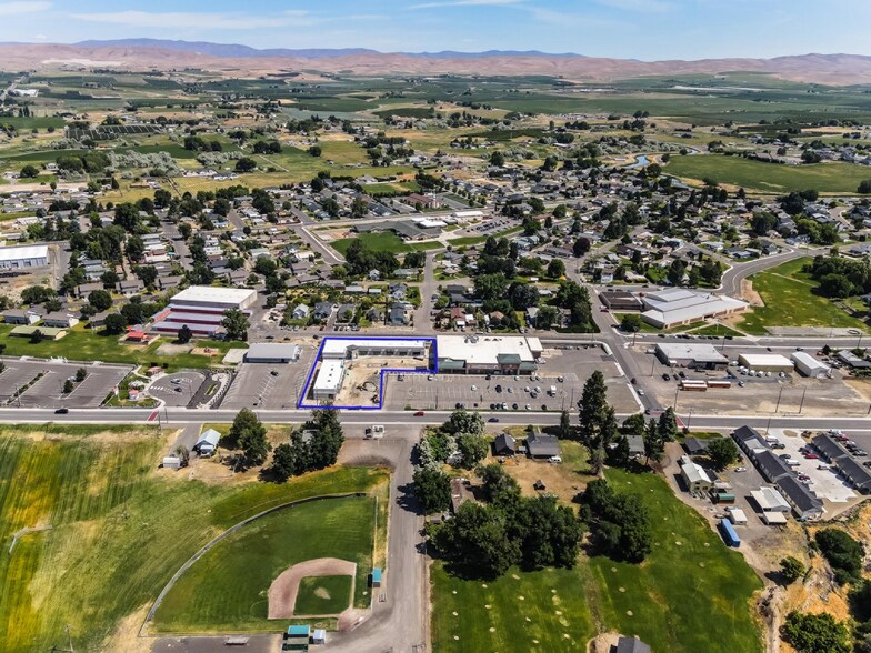 123 First Ave, Zillah, WA à louer - Photo de l’immeuble – Image 2 sur 4