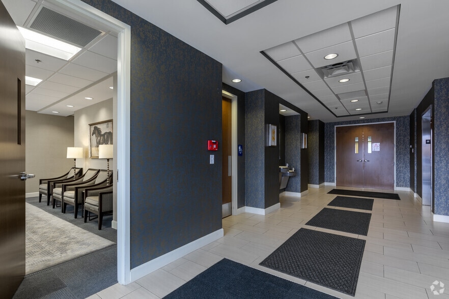 2400 Bush Ridge Dr, Louisville, KY à louer - Hall d’entrée – Image 2 sur 6