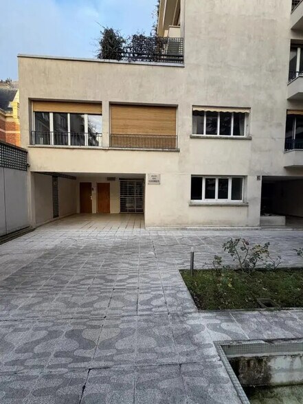 Local commercial dans Paris à vendre - Photo de l’immeuble – Image 2 sur 15