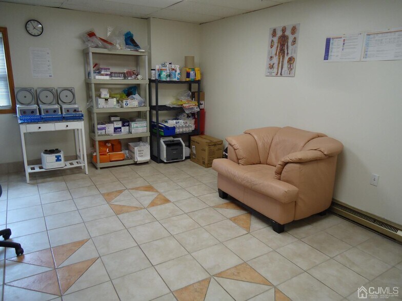 386 New Brunswick Ave, Fords, NJ à louer - Hall d’entrée – Image 2 sur 5