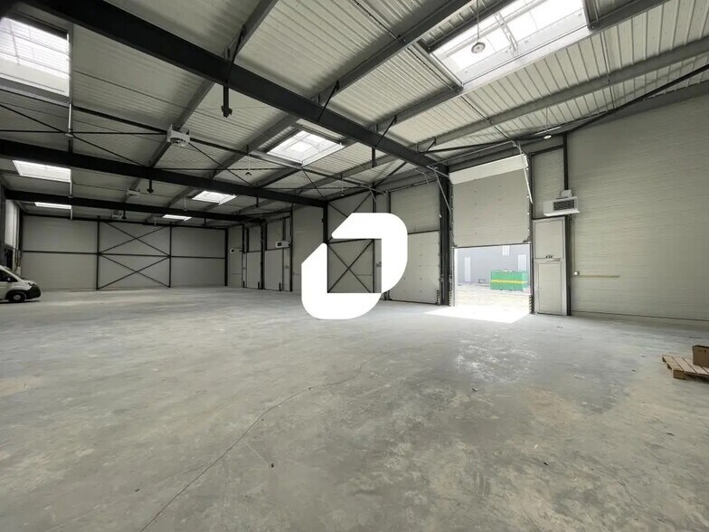 Local d’activités dans Saint-Léonard à louer - Photo de l’immeuble – Image 3 sur 10