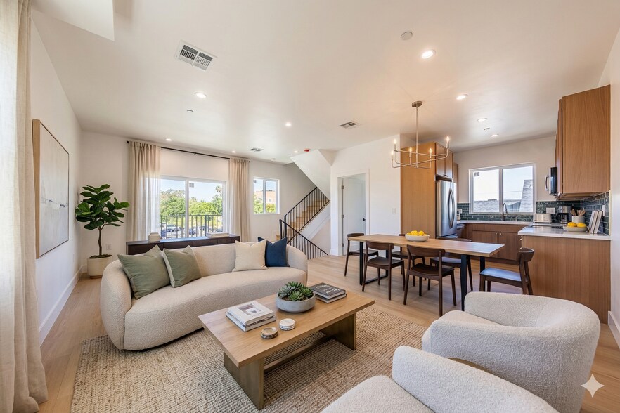 2424 S West View St, Los Angeles, CA à vendre - Photo intérieure – Image 2 sur 40