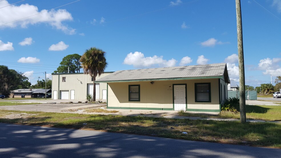 4285 Capron Rd, Titusville, FL à louer - Photo de l’immeuble – Image 3 sur 6