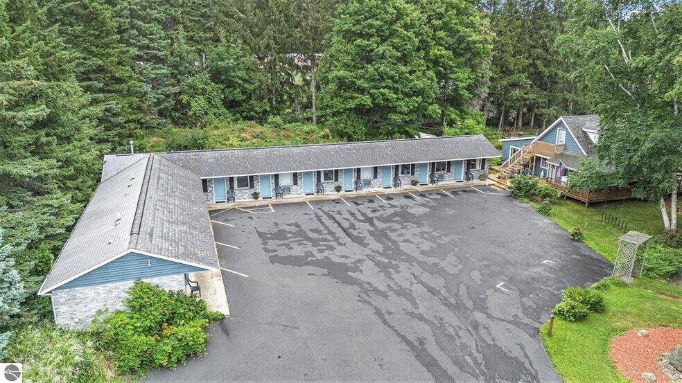 519 Lake St, Frankfort, MI à vendre - Photo de l’immeuble – Image 2 sur 49