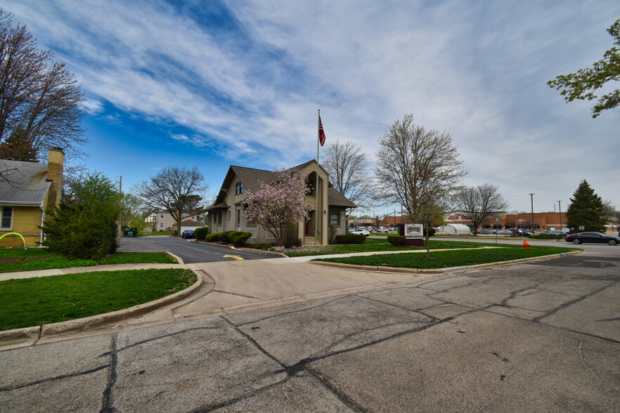 849 N Ellsworth St, Naperville, IL à vendre - Photo principale – Image 1 sur 25