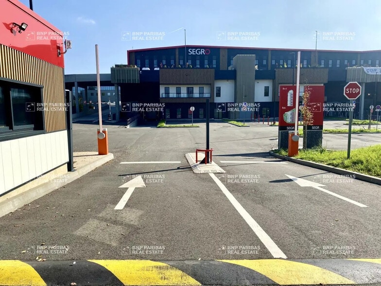 Local d’activités dans Élancourt à louer - Photo de l’immeuble – Image 3 sur 33