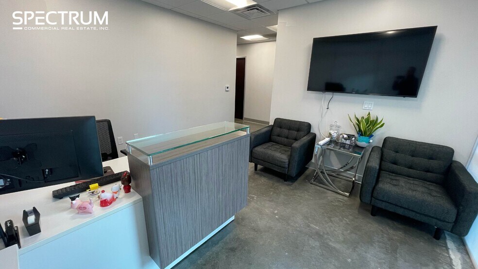 28392 Constellation Rd, Valencia, CA à louer - Photo de l’immeuble – Image 2 sur 18