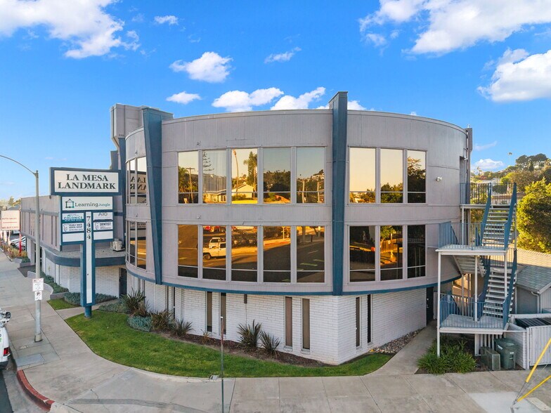 7484 University Ave, La Mesa, CA à vendre - Photo de l’immeuble – Image 2 sur 16